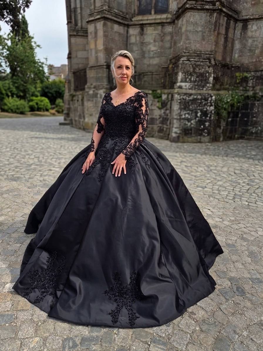 Robe de mariée Princesse Noire — satin et dentelle, location à Combourg
